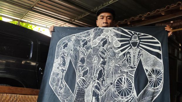 Guntur menunjukkan salah satu motif buatannya di yang diambil dari sejarah Kapanewon Piyaman, Kapanewon Wonosari, Gunungkidul.