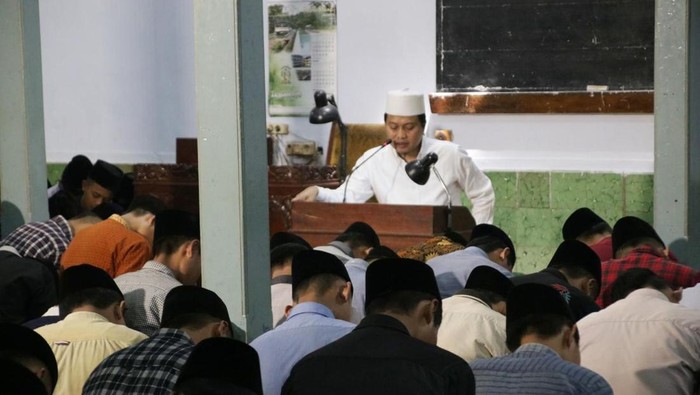 Salah satu momen Presiden Jokowi mengunjungi Pondok Pesantren Syubbanul Wathon API Tegalrejo Magelang dan bertemu pengasuhnya KH M Yusuf Chudlori. Foto diunggah Minggu (28/4/2024).