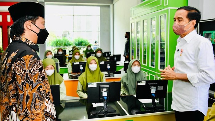 Salah satu momen Presiden Jokowi mengunjungi Pondok Pesantren Syubbanul Wathon API Tegalrejo Magelang dan bertemu pengasuhnya KH M Yusuf Chudlori. Foto diunggah Minggu (28/4/2024).