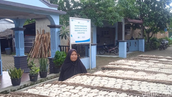 Herlina saat mengecek opak yang tengah dijemur (Andika Syahputra/detikcom)