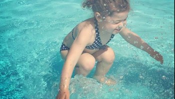 Apakah anak kecil ini ada di bawah air? Jawabannya tidak. Foto: Imgur/maskari