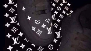 Terakhir, debat apakah sepatu ini berwarna putih atau hitam juga sempat viral. Penjelasannya, ini adalah sepatu Nike Air Force 1s warna putih. Foto: X/_MasterSalah