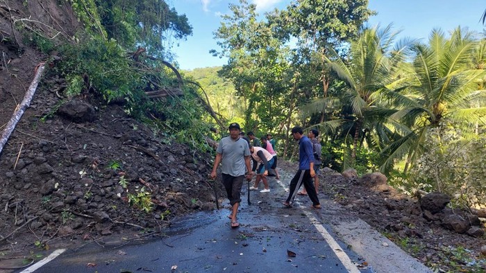 Jalan penghubung antardesa di Kecamatan Sinjai Timur, Kabupaten Sinjai, Sulsel tertutup longsor.
