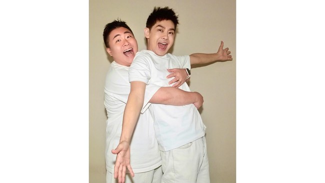 Dalam postingan baru-baru ini, Jimmy membuat penggemar nostalgia dengan potret kebersamaan dengan Steven. Dalam foto lain, mereka menampilkan keakraban keduanya setelah 30 tahun. Foto: Instagram Jimmy Lin