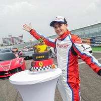 Pria asal Taiwan itu pun tidak hanya berbakat sebagai aktor tapi juga penyanyi dan pembalap. Pada masanya, ia dianggap sebagai salah satu dari 10 pembalap terbaik asal China. Pria yang menikah dengan Kelly Chen itu bahkan menamai anak-anaknya dengan nama pembalap, yakni Kimi Lin dan Jenson Lin. Foto: Instagram Jimmy Lin