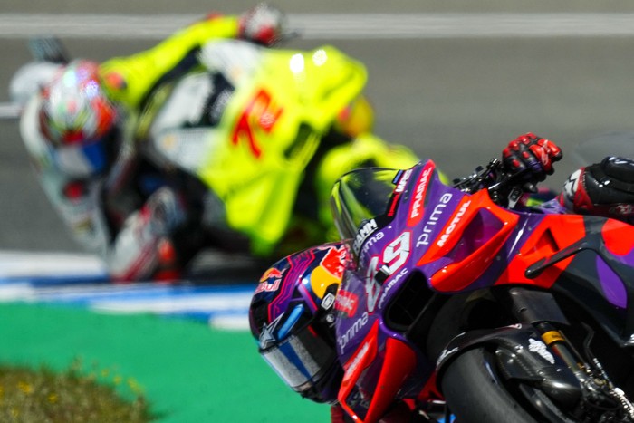 Spains rider Jorge Martin of the Prima Pramac Racing steers his motorcycle during the MotoGP race of the Spanish Motorcycle Grand Prix at the Angel Nieto racetrack in Jerez de la Frontera, Spain, Sunday, April 28, 2024. (AP Photo/Jose Breton)