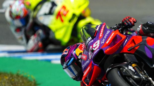 Spain's rider Jorge Martin of the Prima Pramac Racing steers his motorcycle during the MotoGP race of the Spanish Motorcycle Grand Prix at the Angel Nieto racetrack in Jerez de la Frontera, Spain, Sunday, April 28, 2024. (AP Photo/Jose Breton)