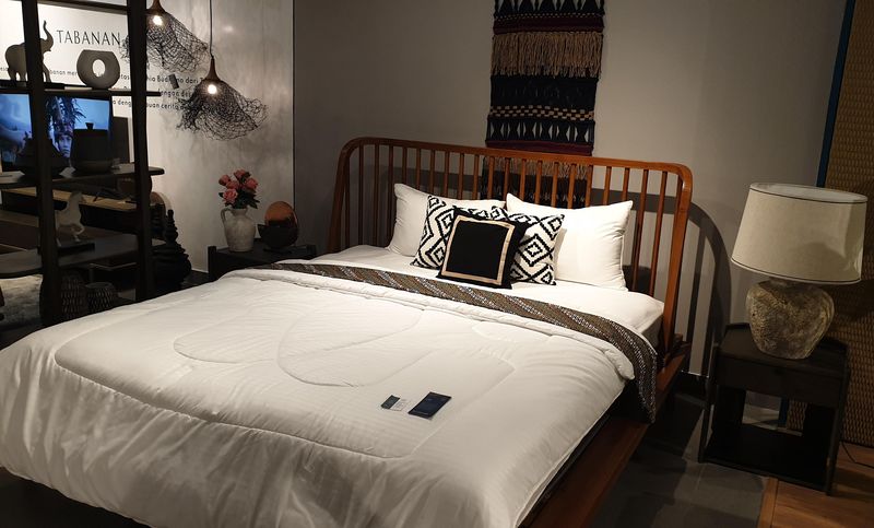 Kamar Tidur Bertema Nusantara dengan Rangka Kayu