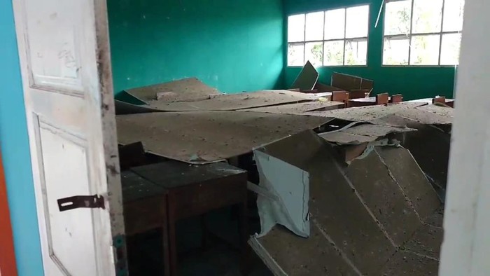 Kondisi ruang kelas SMA di Tasikmalaya rusak diguncang gempa Garut