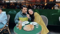 Terlepas dari hal tersebut, selama di Australia, artis kelahiran 1989 ini senang membagikan keseruannya saat kulineran, termasuk bersama sang suami. Foto: Instagram @achasinaga