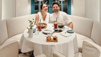 Finalis Miss Indonesia tahun 2009 ini juga pernah makan malam romantis bersama suami di Bali. Mereka makan di restoran Scusa yang meyajikan makanan Mediteranian. Foto: Instagram @achasinaga