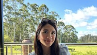 Saat hamil anak kedua, model ini juga sempat menunjukkan momen makan siangnya di Port Stephens. Ia memesan hidangan ikan goreng dengan kentang goreng, calamari, sampai pizza loh. Foto: Instagram @achasinaga