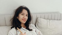 Sekalipun sedang sakit, wanita kelahiran Malang ini menyempatkan waktu untuk berpose dengan makannnya. Ia memesan semangkuk makanan Vietnam, Pho yang dibeli di restoran di Sydney. Foto: Instagram @achasinaga
