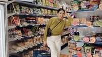 Tidak hanya kulineran di Australia, ibu dua anak ini juga senang memasak. Ia terlihat sangat senang mengunjungi toko bahan makanan Indonesia yang ada di Sydney. Foto: Instagram @achasinaga