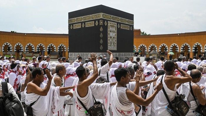 Kuota jamaah haji Indonesia 2024 Sejumlah calon jamaah haji melakukan lempar jumroh saat mengikuti bimbingan manasik haji di Al Mahmudah Training Centre, Tangerang Selatan, Banten, Minggu (28/4/2024). Kementerian Agama menyatakan kuota jamaah haji Indonesia pada 2024 sebanyak 221.000 orang dan tambahan 20.000, terdiri dari 213.320 jamaah haji reguler dan 27.680 jamaah haji khusus. ANTARA FOTO/Sulthony Hasanuddin/rwa.