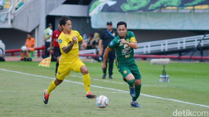 Laga Persebaya vs Persik Kediri