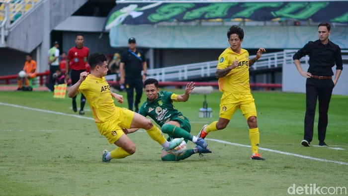 Laga Persebaya vs Persik Kediri