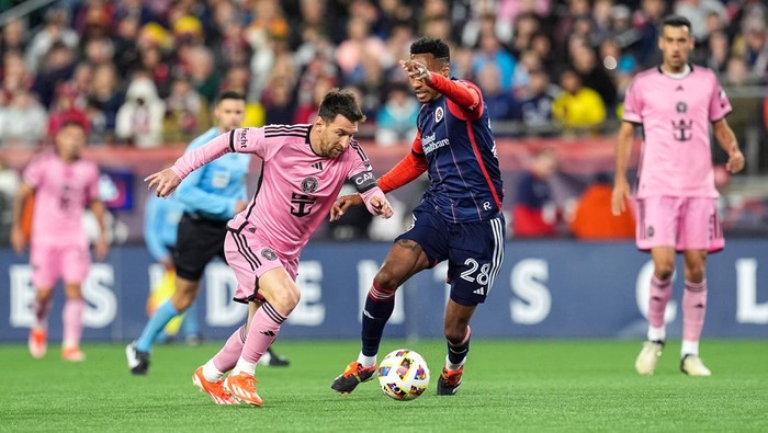 FOXBOROUGH, MA - APRIL 27: Lionel Messi #10 of Inter Miami CF on the attack as Mark-Anthony Kaye #28 of New England Revolution defends during a game between Inter Miami CF and New England Revolution at Gillette Stadium on April 27, 2024 in Foxborough, Massachusetts. (Photo by Andrew Katsampes/ISI Photos/Getty Images).