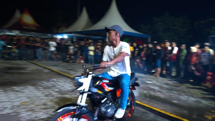 Peserta mengikuti kontes adu suara dan jalan lambat sepeda motor pada acara Kolaka King Community di Kolaka, Sulawesi Tenggara, Sabtu (27/4/2024). Kegiatan yang diikuti sekitar 500 orang peserta dari 38 provinsi tersebut menjadi ajang silaturahim pecinta sepeda motor di Indonesia. ANTARA FOTO/Jojon/aww.