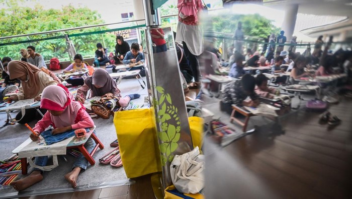 Peserta mengikuti lomba mewarnai di Central Park Mal, Jakarta, Minggu (28/4/2024). Sebanyak 73 peserta mengikuti lomba tersebut dalam rangka memperingati Hari Bumi 2024. ANTARA FOTO/ Rivan Awal Lingga/rwa.