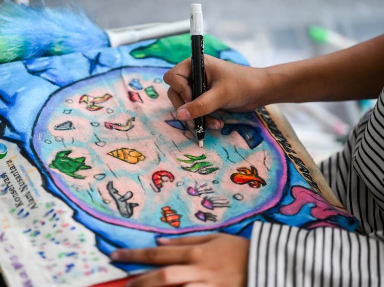 Anak-anak Asyik Ikuti Lomba Mewarnai Hari Bumi