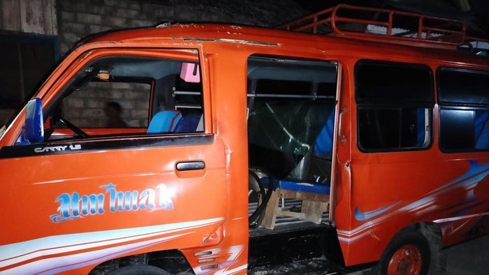 Tampak mobil angkot Suzuki Carry yang mengalami kecelakaan tunggal.