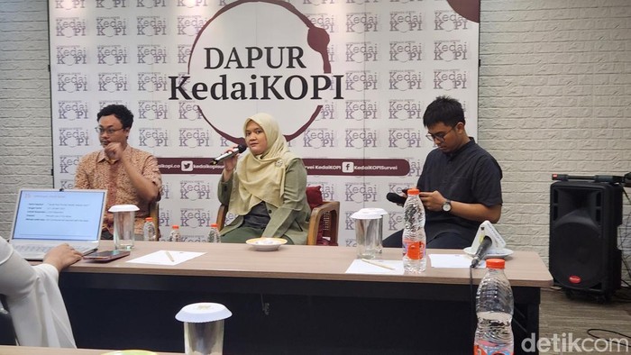 Manager Research KedaiKOPI Ashma Nur Afifah (tengah) dalam perilisan survei (Adrial/detikcom)