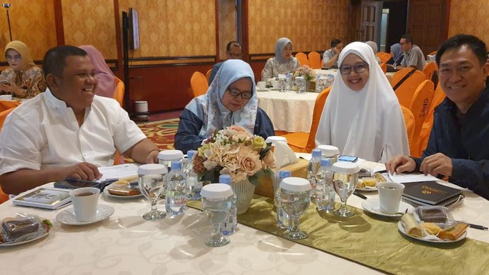 M. Ali Akbar (kemeja putih) dan istri, calon jemaah haji asal Halmahera Selatan saat mengikuti manasik di Wisma Maktour