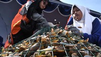 Sejumlah relawan merangkai kulit kerang hijau pada kegiatan Amazing Earth Race di kawasan Pantai Ancol, Jakarta Utara, Minggu (28/4/2024).