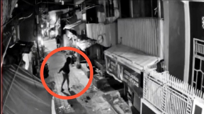 Momen pria menyiram bensin sebelum membakar rumah mertuanya di Makassar.
