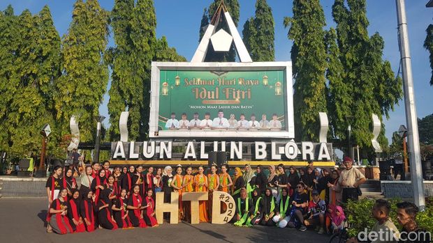 Para penari menarikan Tari Gambyong di Alun-alun Blora, Minggu (28/4/2024). Tarian ini untuk memperingati Hari Tari Dunia.