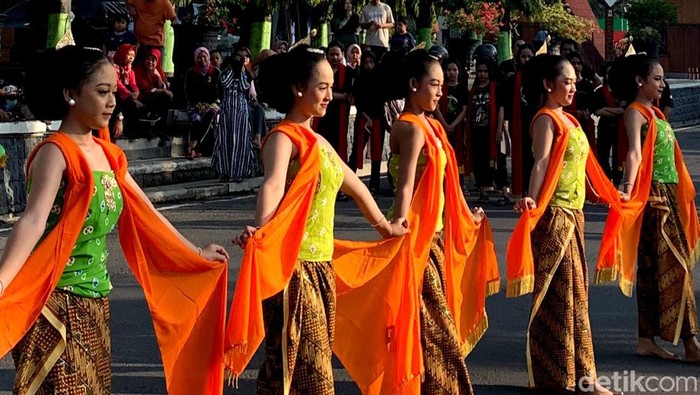 Para penari menarikan Tari Gambyong di Alun-alun Blora, Minggu (28/4/2024). Tarian ini untuk memperingati Hari Tari Dunia.