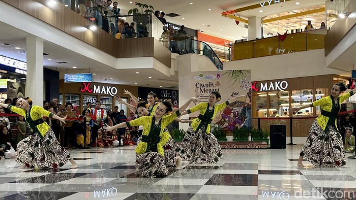 Para WNA Jepang, murid Sanggar Putri Ayu Bandung tengah menampilkan kepiawayannya menari Jaipong.