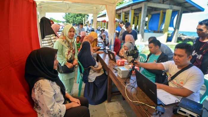 Pelayanan perekaman KTP elektronik saat hari libur Pelajar melakukan perekaman KTP elektronik di Pantai Purus, Padang, Sumatera Barat, Minggu (28/4/2024).
Dinas Kependudukan dan Pencatatan Sipil (Disdukcapil) Kota Padang membuka layanan perekaman KTP elektronik atau e-KTP pada hari libur sekaligus layanan aktivasi Identitas Kependudukan Digital (IKD). ANTARA FOTO/Iggoy el Fitra/rwa.