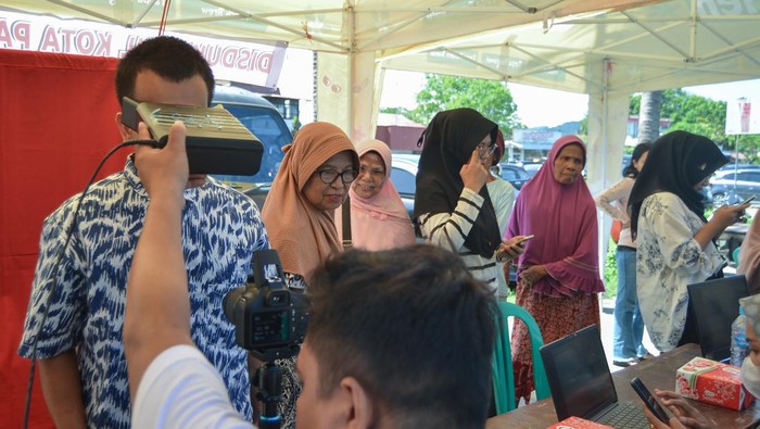 Pelayanan perekaman KTP elektronik saat hari libur Pelajar melakukan perekaman KTP elektronik di Pantai Purus, Padang, Sumatera Barat, Minggu (28/4/2024).
Dinas Kependudukan dan Pencatatan Sipil (Disdukcapil) Kota Padang membuka layanan perekaman KTP elektronik atau e-KTP pada hari libur sekaligus layanan aktivasi Identitas Kependudukan Digital (IKD). ANTARA FOTO/Iggoy el Fitra/rwa.