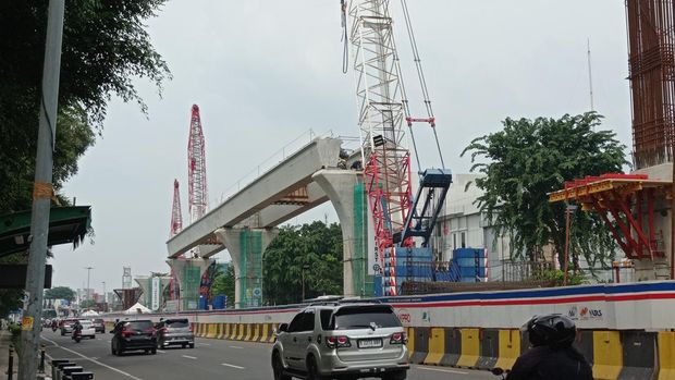 Pembangunan LRT Jakarta rute Velodrome-Manggarai di Rawamangun.