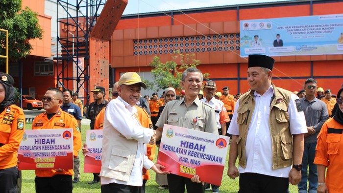 Pemprov Sumut membagikan alat kebencanaan ke 33 pemkab/pemkot. (Dok Kominfo Sumut)