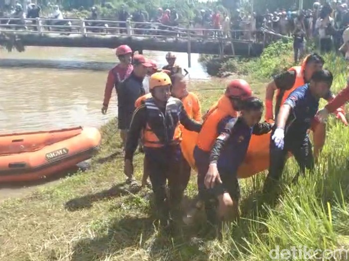 Pengendara KLX yang hanyut di sungai Tarik Sidoarjo ditemukan tewas