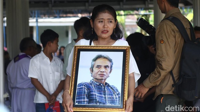 Penyair Joko Pinurbo dimakamkan di Sasanalaya Demangan, Sleman, Minggu (28/4/2024) Penyair Joko Pinurbo dimakamkan di Sasanalaya Demangan, Sleman, Minggu (28/4/2024)