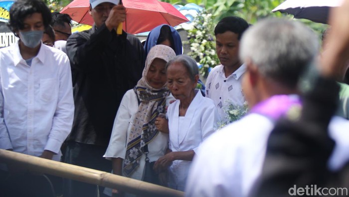 Penyair Joko Pinurbo dimakamkan di Sasanalaya Demangan, Sleman, Minggu (28/4/2024)