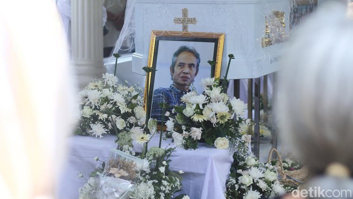 Penyair Joko Pinurbo dimakamkan di Sasanalaya Demangan, Sleman, Minggu (28/4/2024)