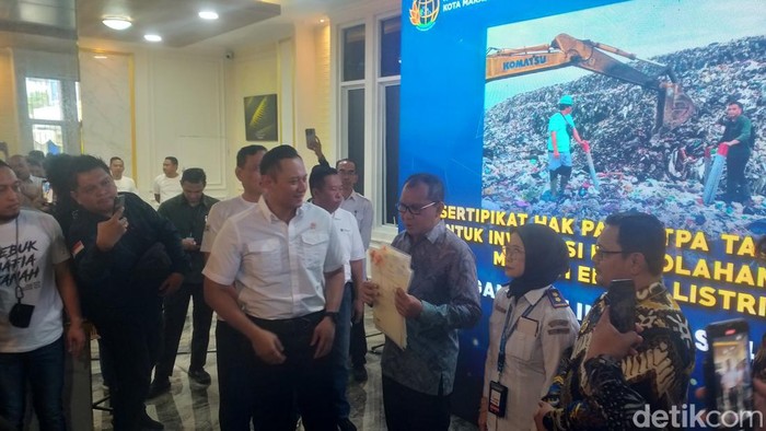 AHY menyerahkan sertifikat elektronik tersebut ke Wali Kota Makassar Mohammad Ramdhan Danny Pomanto di Kantor ATR/BPN Makassar, Jalan AP Pettarani, Minggu (28/4/2024).
