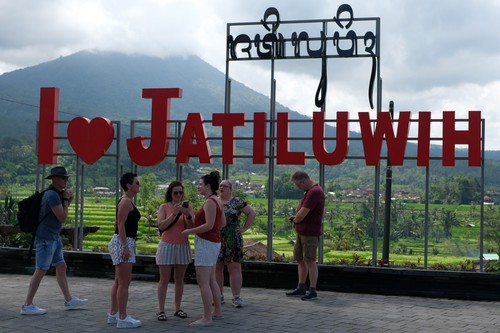 Sejumlah wisatawan mancanegara menikmati suasana persawahan di Daya Tarik Wisata (DTW) Jatiluwih, Tabanan, Bali, Minggu (28/4/2024). Menurut pengelola DTW Jatiluwih, dalam menyambut World Water Forum (WWF) ke-10 akan mempersiapkan budaya pertanian tradisional khas Bali dan memperkenalkan subak atau sistem pengairan sawah saat kunjungan kepala negara dan delegasi WWF pada 24 Mei 2024. ANTARA FOTO/Nyoman Hendra Wibowo/tom.