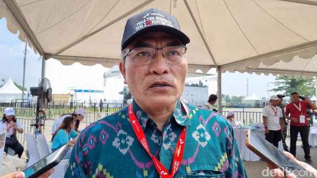 Bupati Bantul, Abdul Halim Muslih saat memberikan keterangan di Stadion Sultan Agung (SSA), Bantul, Minggu (28/4/2024).
