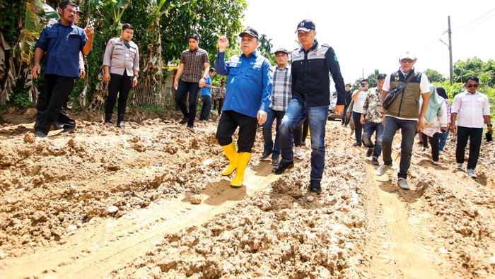 Pj Bupati Muba Sandi Fahlepi tinjau jalan rusak di Muba.