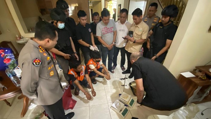 Operasi Penggerebekan Industri Rumahan Narkoba Sintetis di Kawasan Eksklusif Sentul