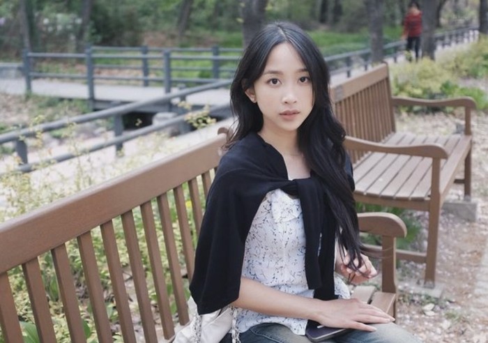 Pose Cantik Dita Karang Saat Makan di Kafe Estetik dan Ngopi
