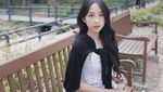 Pose Cantik Dita Karang Saat Makan di Kafe Estetik dan Ngopi
