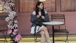 Pose Cantik Dita Karang Saat Makan di Kafe Estetik dan Ngopi
