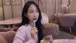 Pose Cantik Dita Karang Saat Makan di Kafe Estetik dan Ngopi